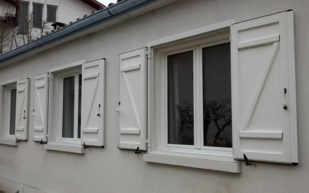 Contraventanas blancas tipo «Z» en Bayona